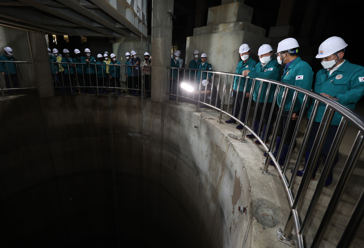 ▲윤석열 대통령이 23일 오후 서울 양천구 목동빗물펌프장 내 대도심 빗물터널을 방문해 유출수직구 하단을 점검하고 있다. (연합뉴스)