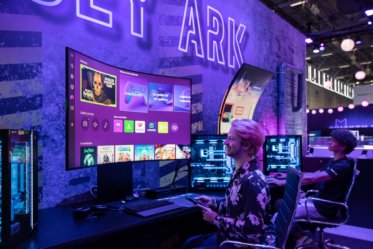 ▲독일 쾰른에서 개최되는 게임스컴 2022 삼성 전시장 '오디세이 시티'에서 삼성전자 모델이 '오디세이 아크'를 소개하고 있다. (제공)