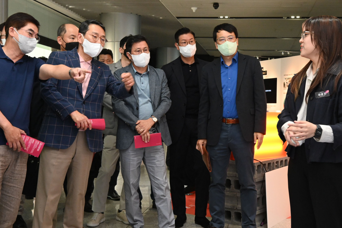 ▲지난 23일 양재동 서초R&D캠퍼스에서 조주완 LG전자 사장(왼쪽에서 두 번째)을 포함한 경영진이 '디자인크루'와 소통하며 GenZ의 생각과 아이디어를 살펴보고 있는 모습. (사진제공=LG전자)