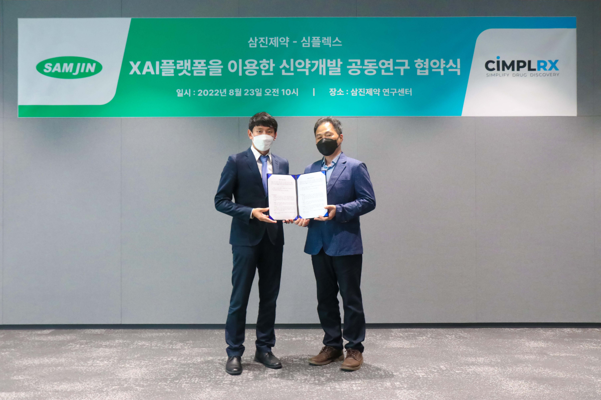 ▲이수민 삼진제약 연구센터장(왼쪽)과 조성진 심플렉스 대표이사가 협약식에서 기념촬영하고 있다.  (사진제공=삼진제약)