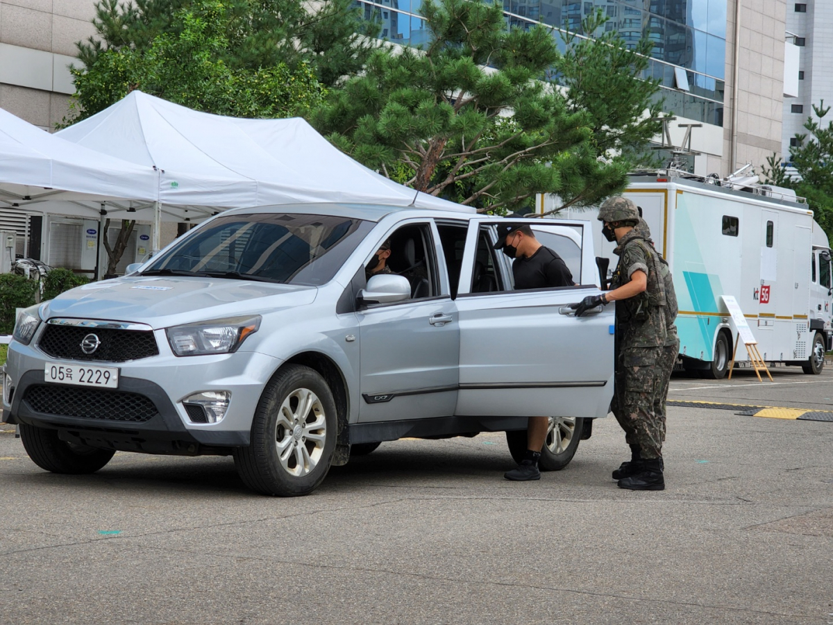 ▲미인가 무인기 공격을 한 용의자가 군병력에 의해 체포됐다. (조성준 기자 tiatio@)