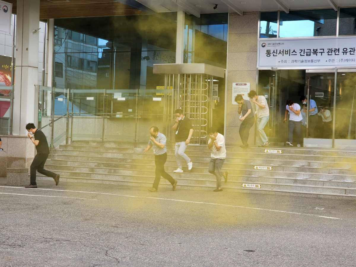 ▲화재가 발생한 KT구로국사에서 대피 훈련을 진행하고 있다. (조성준 기자 tiatio@)