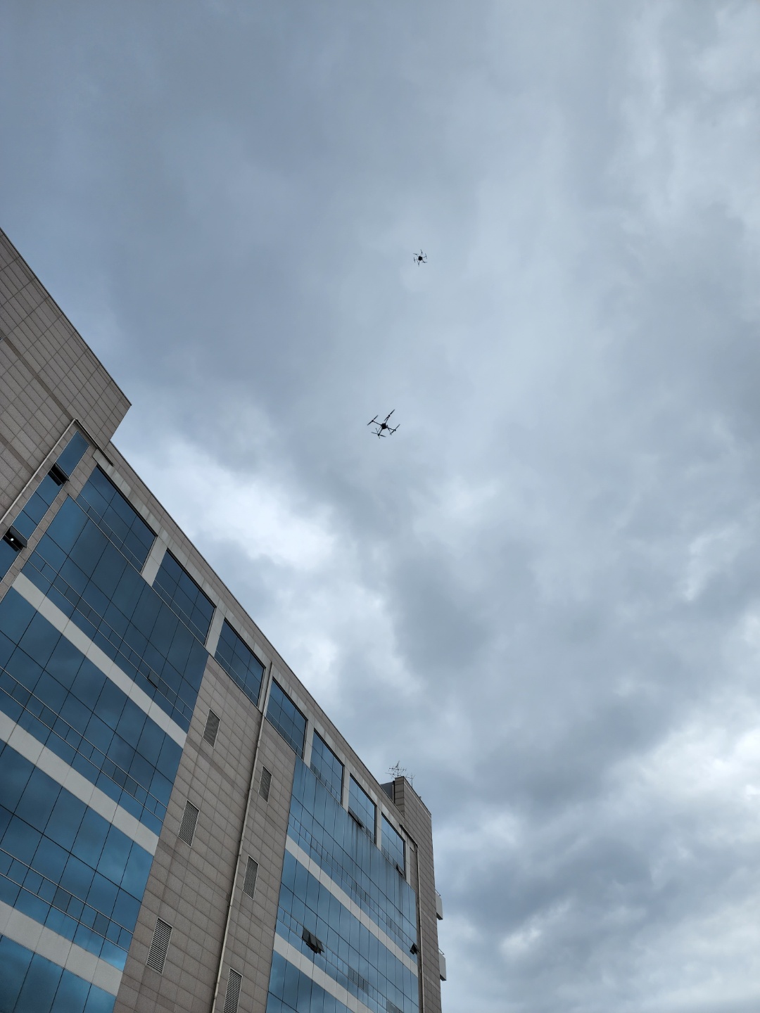 ▲KT구로국사 상공에 미인가 무인기(드론)가 출현했다. (조성준 기자 tiatio@)