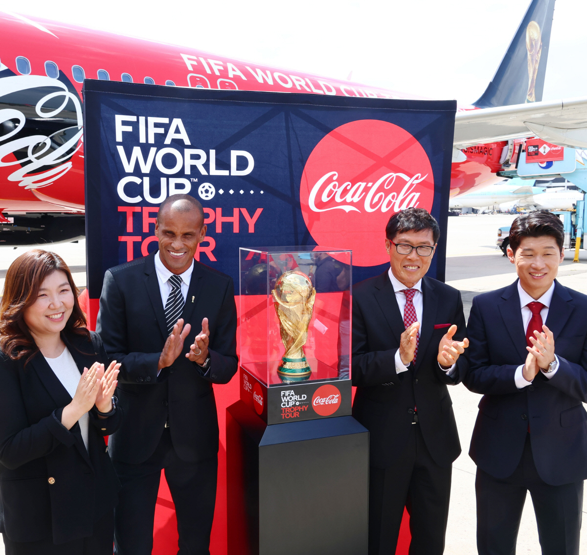 ▲최수정(왼쪽부터) 한국 코카콜라 대표, 피파 글로벌 앰배서더 히바우두, 차범근 전 감독, 박지성 전 축구선수가 24일 오전 서울 김포국제공항에서 트로피를 선보이고 있다.(공항사진기자단)
