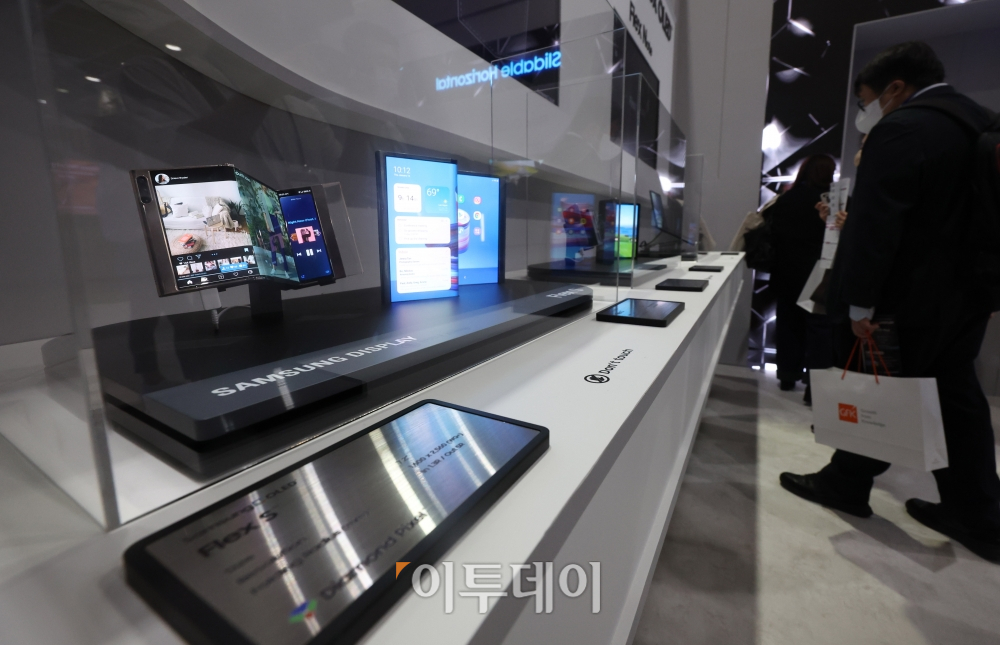▲지난 10일 서울 강남구 코엑스에서 열린 'K-Display 2022 한국디스플레이산업전시회'에서 삼성디스플레이가 두번 접는 더블 폴딩 패널을 공개하고 있다. 조현욱 기자 gusdnr8863@ (이투데이DB)