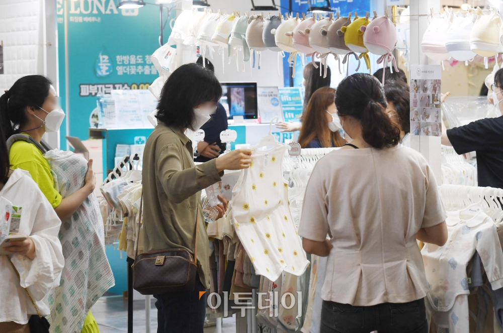 ▲23일 경기도 고양시 킨텍스 제1전시장에서 열린 '제40회 맘앤베이비엑스포'에서 관람객들이 아기옷을 살펴보고 있다. 조현호 기자 hyunho@ (이투데이DB)