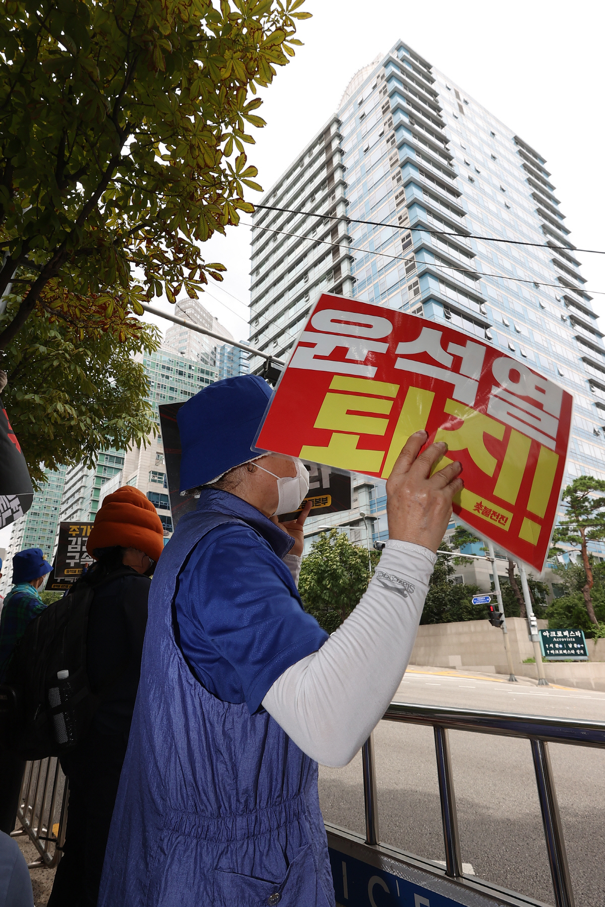 ▲(연합뉴스) 유튜브 채널 ‘서울의소리’ 관계자들이 24일 오후 서울 서초구에 위치한 윤석열 대통령의 자택 앞에서 집회를 하고 있다.
