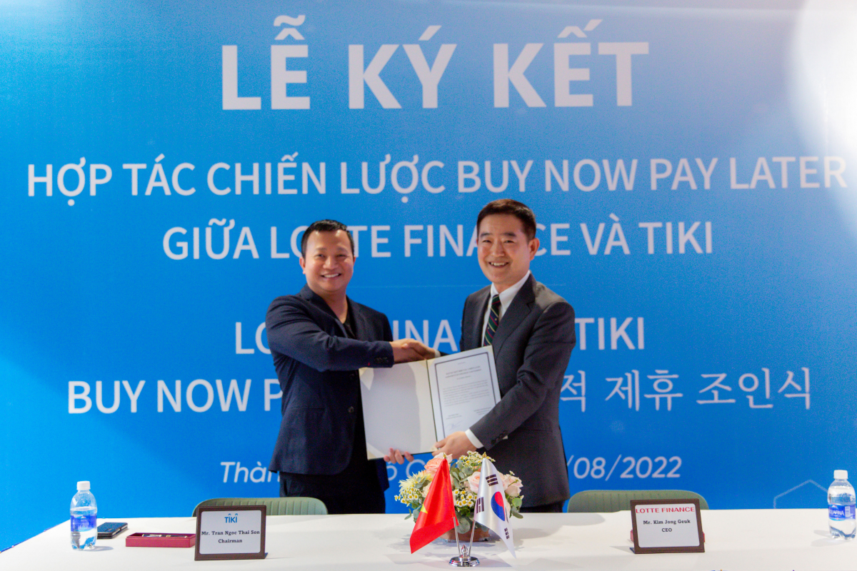 ▲지난 24일 베트남 호찌민 티키 본사에서 진행된 조인식에서 김종극 롯데파이낸스 베트남 법인장(오른쪽), 쩐 응옥 타이 썬(Tran Ngoc Thai Son) 티키 대표이사(왼쪽)가 기념촬영을 하고 있다.

