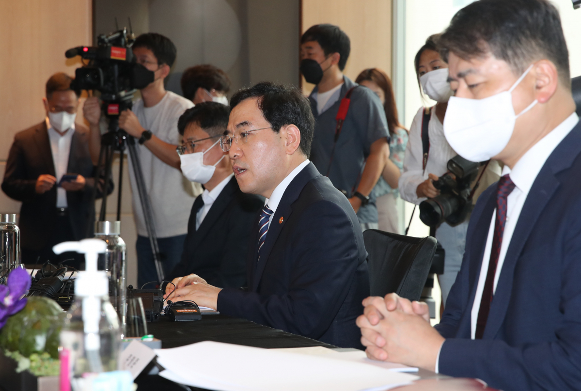 ▲이창양 산업통상자원부 장관이 19일 서울 포시즌스호텔에서 열린 조선3사 CEO 간담회에서 참석자들과 대화하고 있다. (뉴시스)