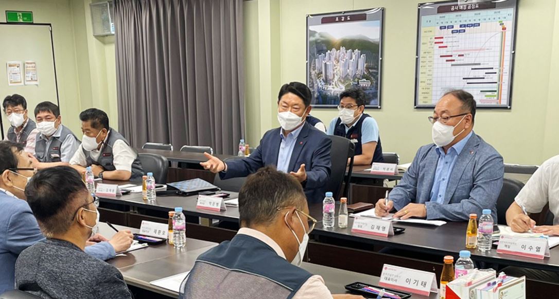 ▲박은병 롯데건설 외주구매본부장과 부산 지역 주요 협력사 대표들이 간담회에서 상생 협력 방안에 대해 논의를 하고 있다. (사진제공=롯데건설)