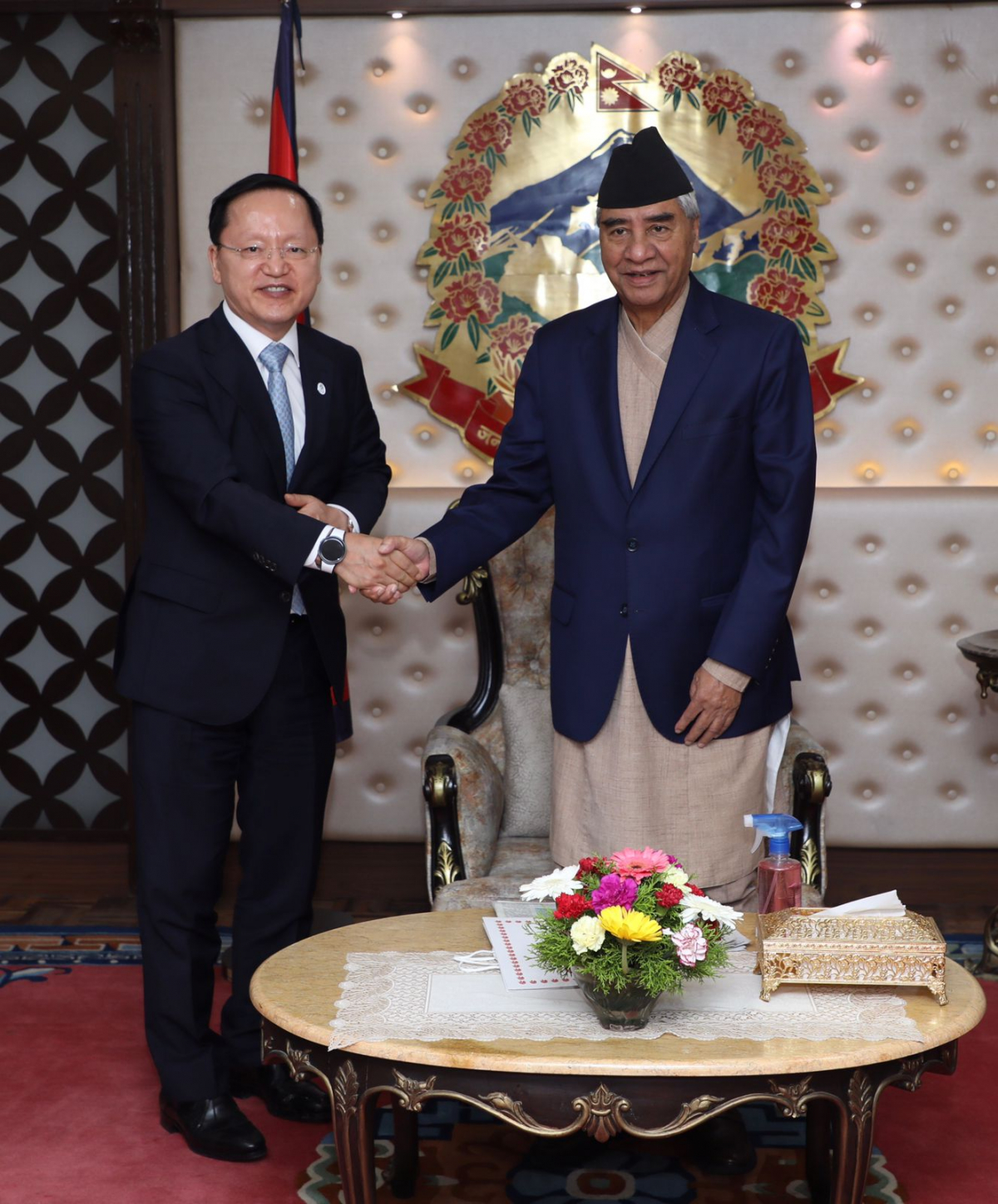 ▲삼성전자 박학규 사장(왼쪽)이 24일(현지시간) 네팔 카트만두에서 쎄르 바하두르 데우바 총리와 만나 '2030 부산엑스포' 유치 지지를 요청했다. (제공=삼성전자)