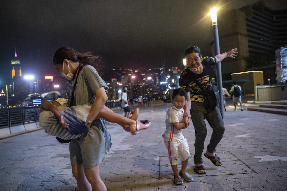 ▲홍콩 시민들이 24일 강한 바람을 맞서며 걷고 있다. 홍콩/AP뉴시스
