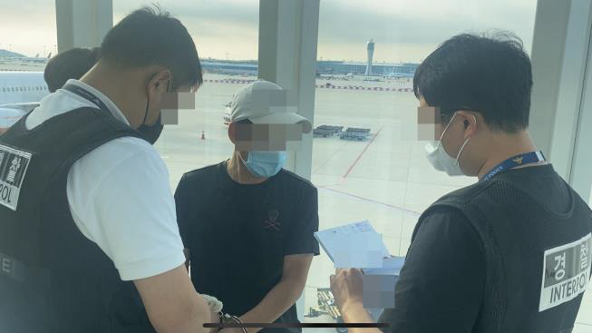 ▲중국 거점으로 14억 원 전화금융사기 벌인 총책 송환(경찰청)
