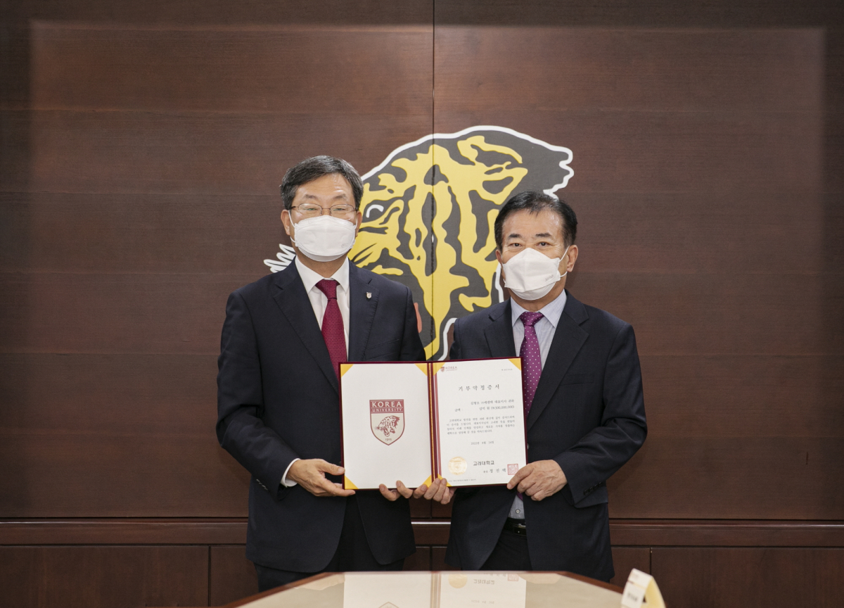 ▲기부약정식에서 기념촬영 중인 정진택 고려대학교 총장과 김형모 ㈜에센텍 대표(왼쪽부터) (고려대학교)