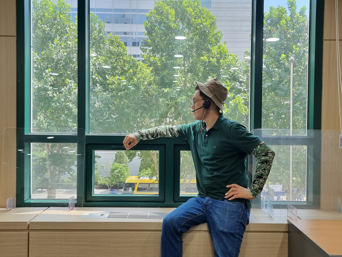 ▲유인석 중소벤처기업부 사무관이 23일 서울 여의도 중소기업기술정보진흥원에서 진행된 본지의 인터뷰 후 기념촬영을 하고 있다. (심민규 기자 wildboar@)