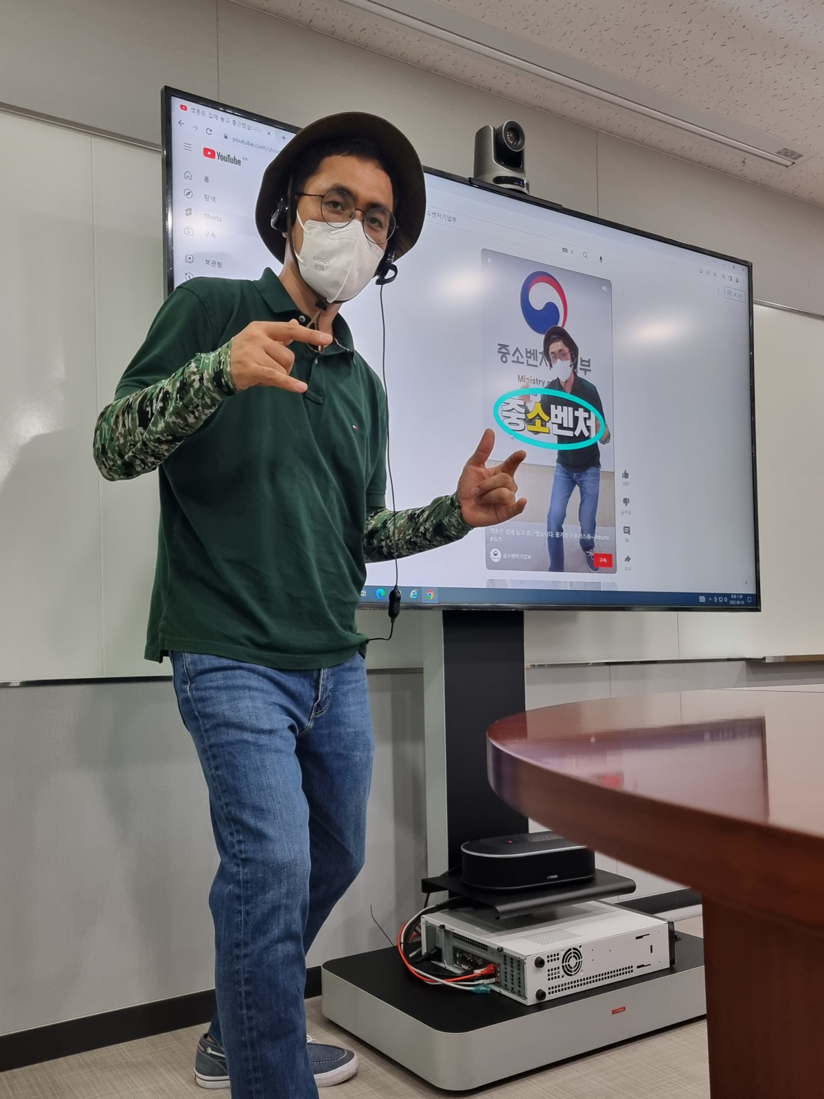 ▲유인석 중소벤처기업부 사무관이 23일 서울 여의도 중소기업기술정보진흥원에서 진행된 본지의 인터뷰 중 춤을 추고 있다. (심민규 기자 wildboar@)