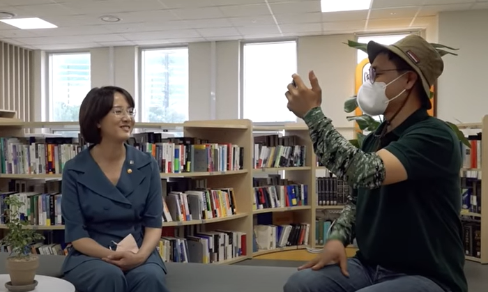 ▲이영 중소벤처기업부 장관과 인터뷰 브이로그. (사진제공=중소벤처기업부)