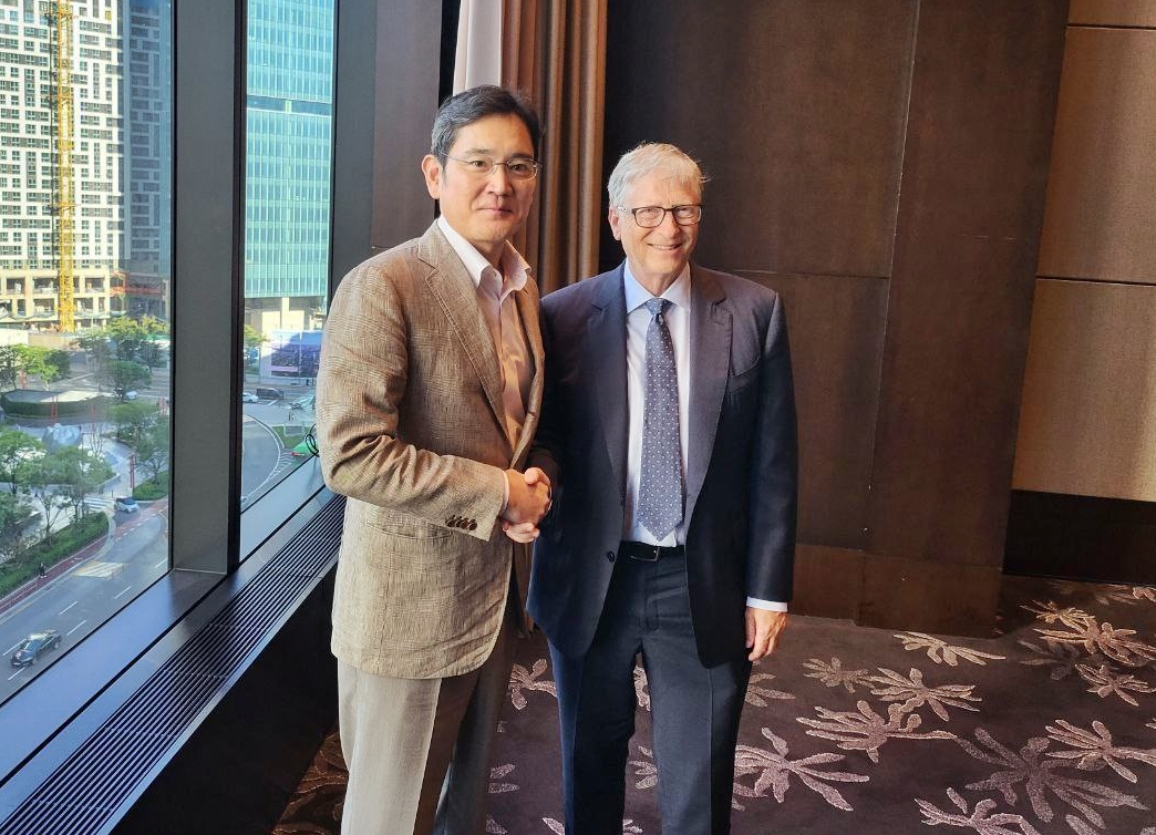 ▲지난 16일 이재용 삼성전자 부회장(왼쪽)이 빌 게이츠 빌앤멜린다게이츠재단 이사장(오른쪽)을 만나 글로벌 CSR에 대해 의견을 교환했다.  (사진제공=삼성전자)