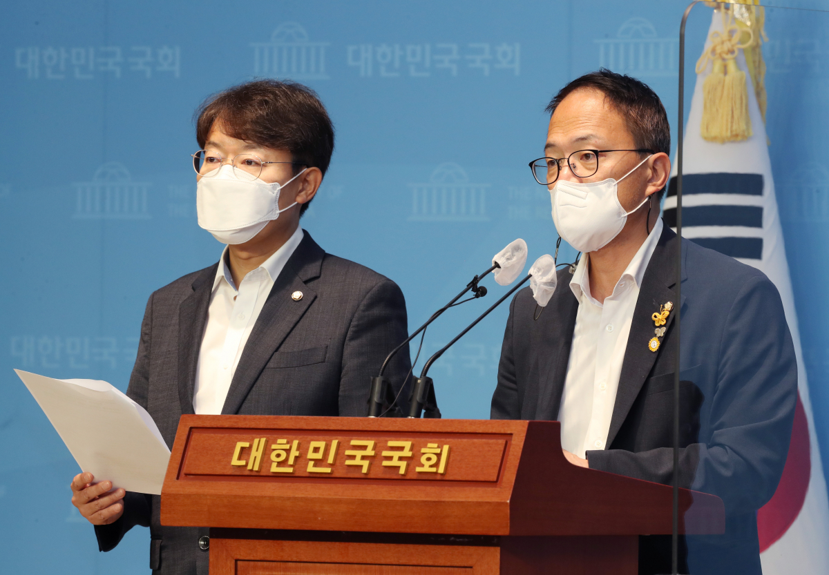 ▲박주민 의원을 비롯한 더불어민주당 법제사법위원들이 25일 국회 소통관에서 검찰의 직접 수사 범위를 확대한 법무부 시행령에 대해 "국회의 입법 취지를 무시하고 역행하는 초헌법적 시행령 개악"이라며 즉각 중단을 촉구하고 있다. 왼쪽은 최기상 의원. (국회사진기자단)