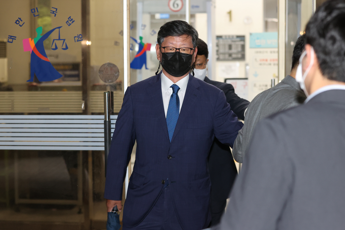 ▲택시기사 폭행 혐의로 기소된 이용구 전 법무부 차관이 25일 서울 서초구 서울중앙지방법원에서 열린 1심 선고가 끝나고 법원을 나서고 있다. (연합뉴스)