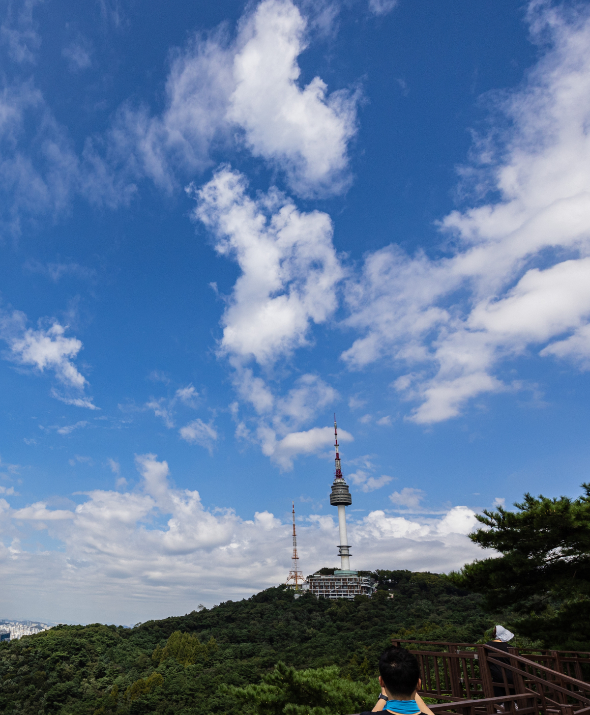 ▲ 절기상 처서(處暑)를 지난 24일 서울 남산 전망대에서 바라본 하늘이 가을을 알리는 듯 영롱한 파란색으로 가득 차 있다. (연합뉴스)