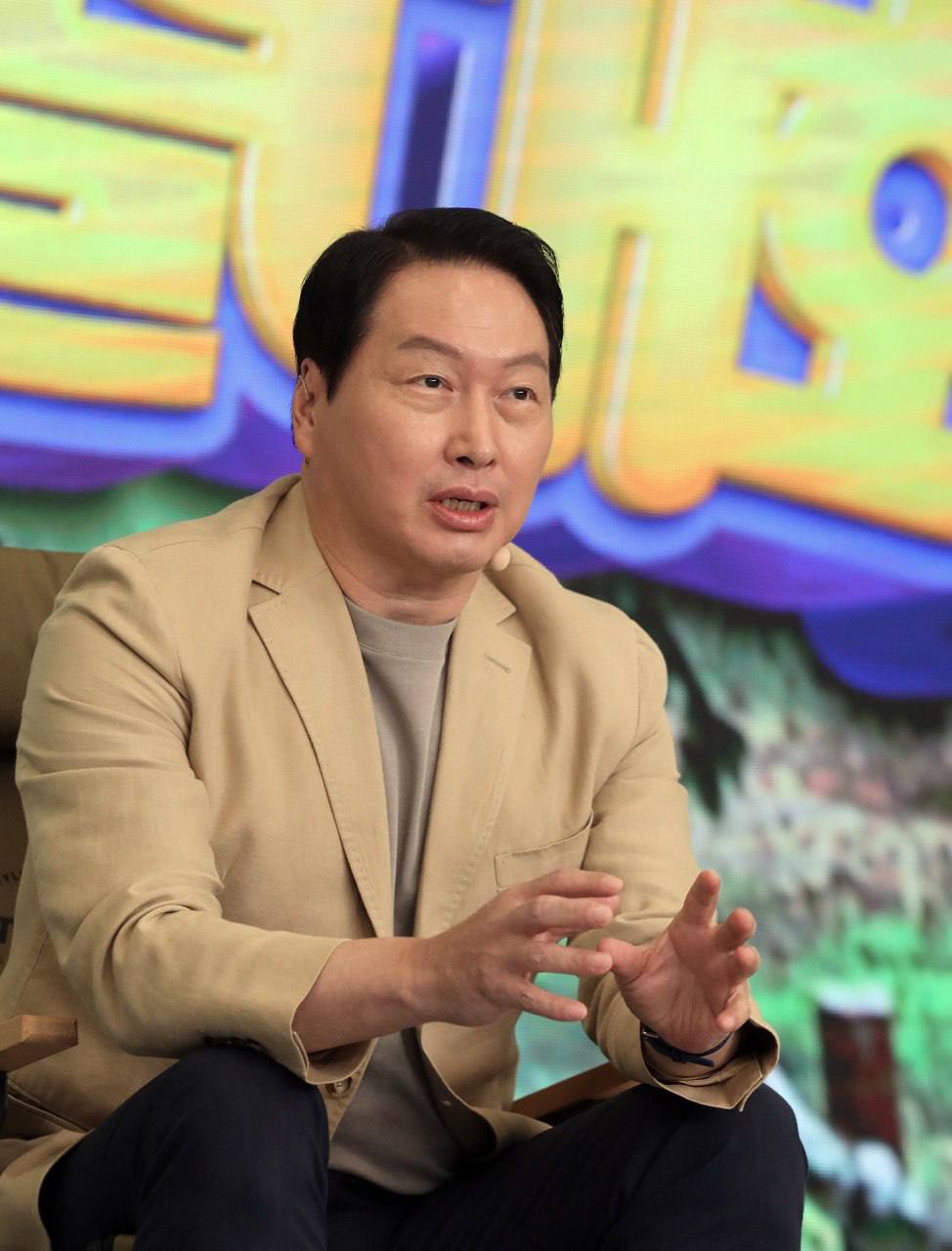 ▲최태원 SK회장이 ‘이천포럼 2022’ 마무리 세션에 참석, 임직원들과 ESG 경영을 강화하는 방안에 대해 이야기를 나누고 있다. (사진제공=SK)