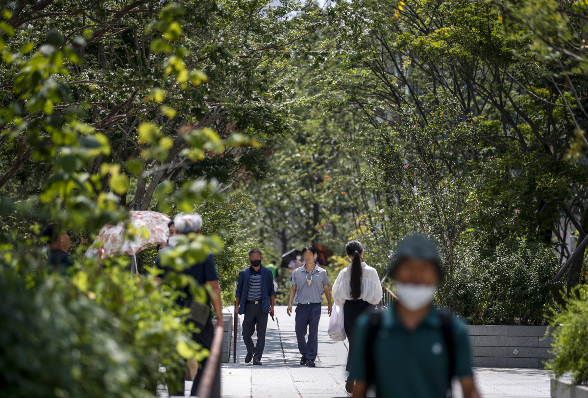 ▲(뉴시스) 21일 오후 서울 종로구 광화문광장을 찾은 시민들이 즐거운 시간을 보내고 있다.
