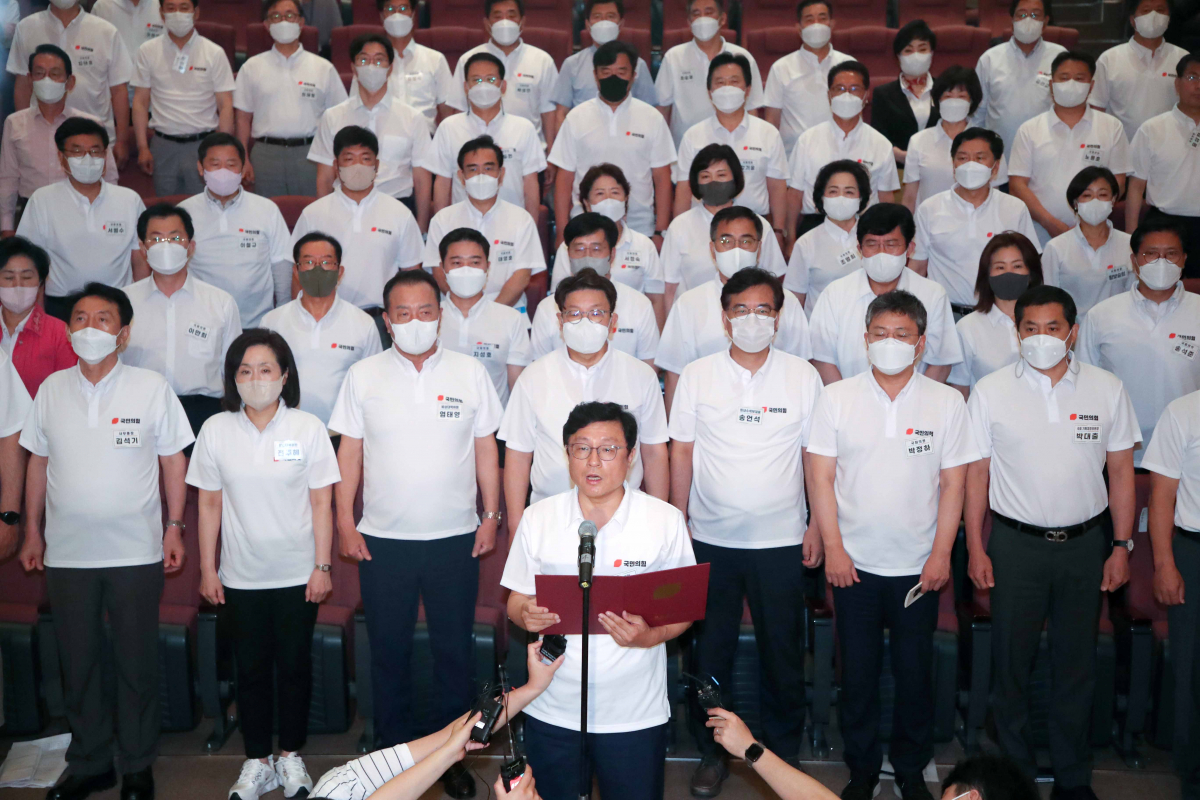 ▲[천안=뉴시스] 김선웅 기자 = 박형수 국민의힘 원내대변인이 26일 충남 천안시 동남구 수신면 재능교육연수원에서 열린 2022 국민의힘 국회의원 연찬회에서 결의문을 채택한 후 낭독하고 있다. 2022.08.26. mangusta@newsis.com