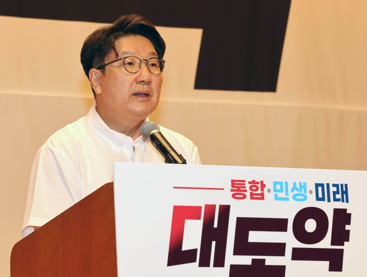 ▲국민의힘 권성동 원내대표가 26일 충남 천안시 재능교육연수원에서 열린 '2022 국회의원 연찬회'에서 마무리 발언을 하고 있다. (연합뉴스)