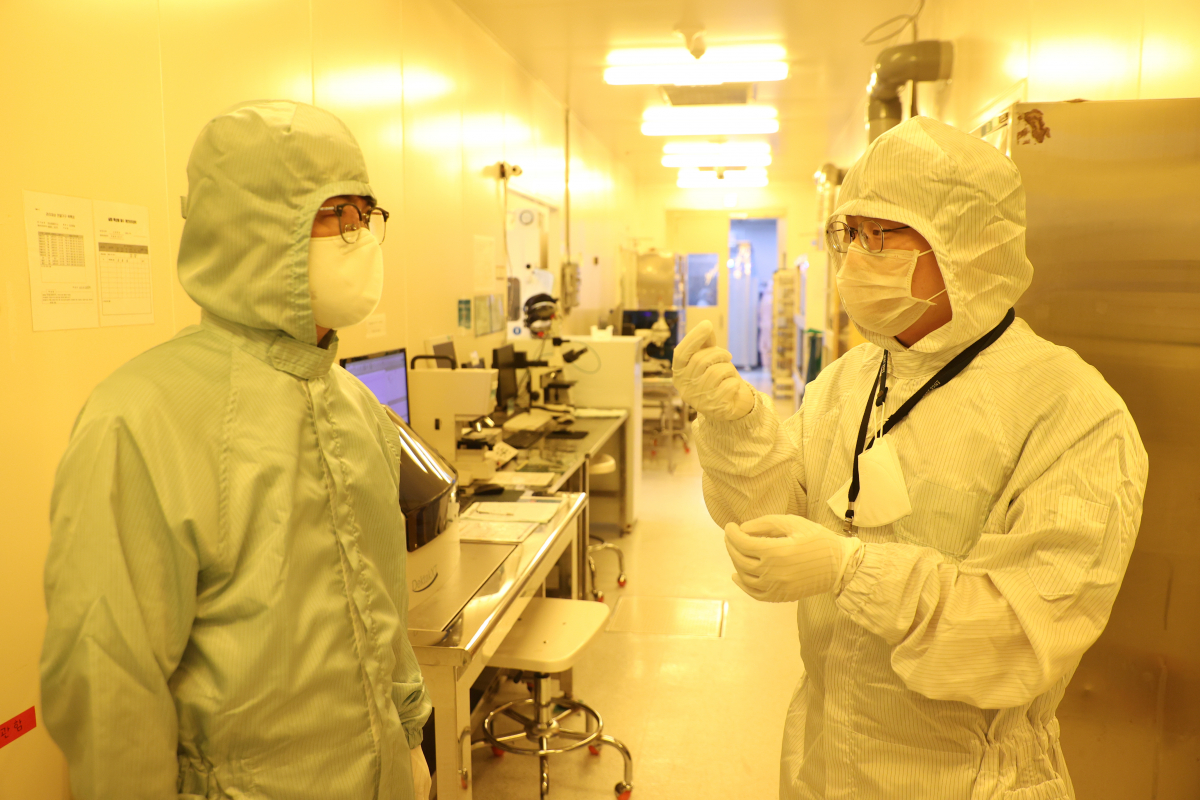 ▲조주현 중소벤처기업부 차관이 26일 서울 관악구 서울대 반도체공동연구소를 방문해 팹리스 기업 관계자의 의견을 청취하고 있다. (사진제공=중소벤처기업부)