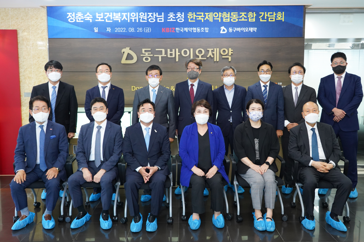 ▲앞줄 왼쪽부터 김국현 이니스트ST 대표, 김우태 구주제약 대표, 조용준 한국제약협동조합 이사장, 정춘숙 국회 보건복지위원장, 박은희 한국파마 대표, 윤석근 일성신약 대표.  (사진제공=중소기업중앙회)