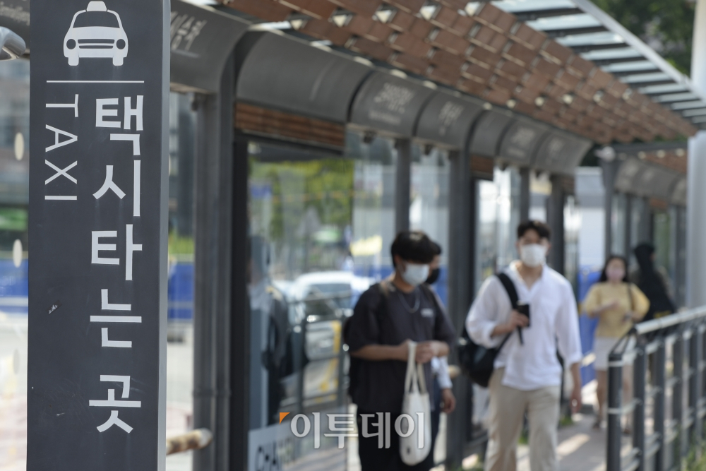 ▲서울 서초구 고속버스터미널 택시승강장에서 시민들이 택시를 기다리고 있다. 택시대란은 코로나19로 인한 거리두기 강화 등으로 수요가 급감한 택시기사 수가 거리두기 해제 조치 이후 공급 절벽에 시달리며 심각해졌다. 조현호 기자 hyunho@