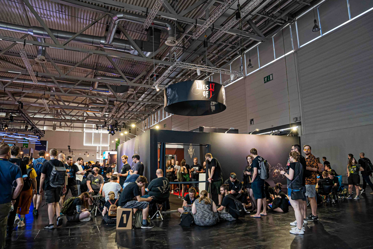 ▲2022 게임스컴에 마련된 'P의 거짓' 부스에는 게임을 체험해 보기 위해 기다리고 있는 참가자들의 줄이 길게 늘어서 있다. (사진제공=네오위즈)