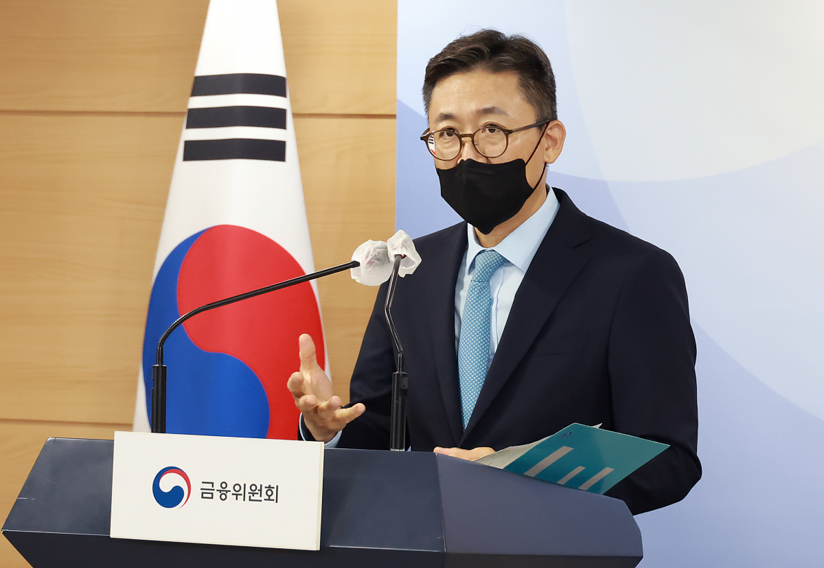 ▲권대영 금융정책국장이 26일 오전 서울 종로구 정부서울청사에서 새출발기금 추진방안 브리핑을 하고 있다. (금융위원회)