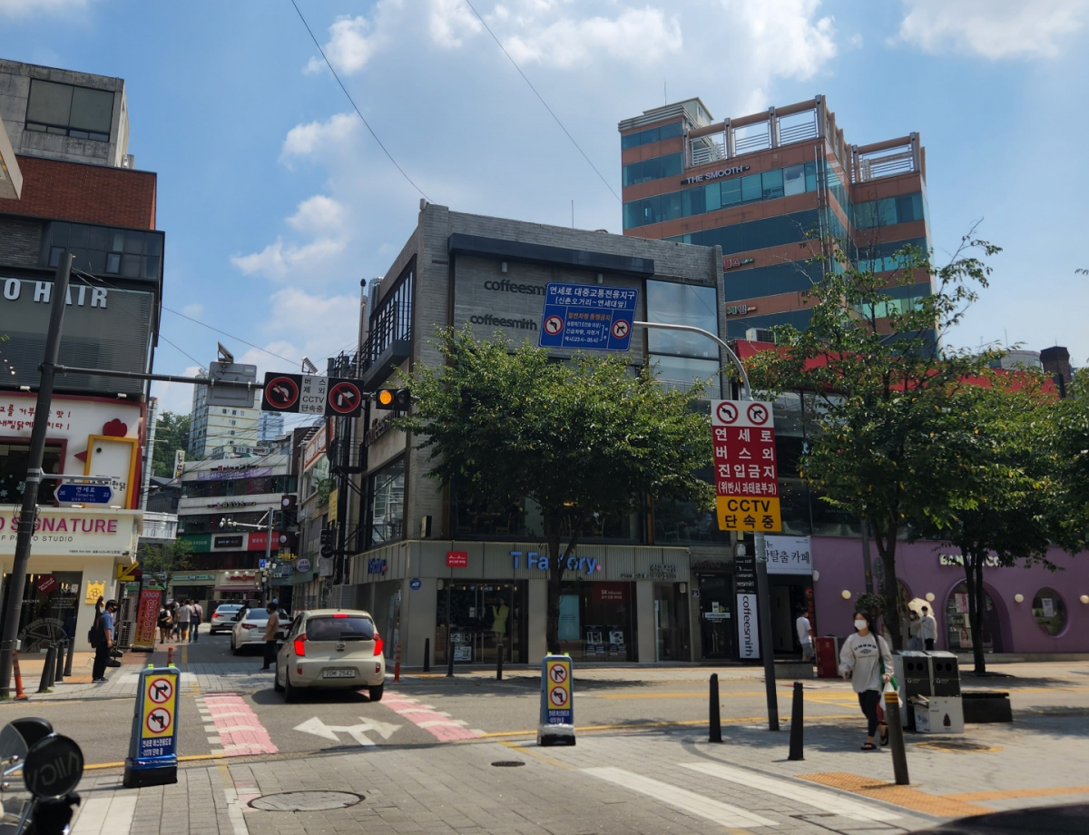 ▲26일 서울 신촌 연세로 차없는 거리에 '버스 외 진입금지' 표시판이 걸려있다. (김채빈 기자 chaebi@)