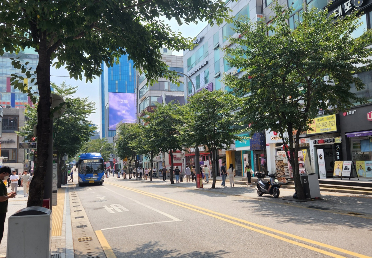 ▲26일 신촌 연세로에 버스가 지나가고 있다. 일반 차량은 통행이 불가능하다.  (김채빈 기자 chaebi@)