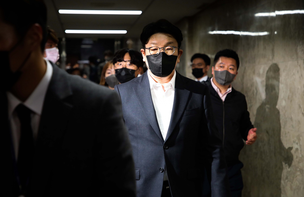 ▲[서울=뉴시스] 김선웅 기자 = 권성동 국민의힘 원내대표가 27일 오후 서울 여의도 국회에서 열린 국민의힘 비공개 의원총회에 참석하고 있다. 2022.08.27. mangusta@newsis.com