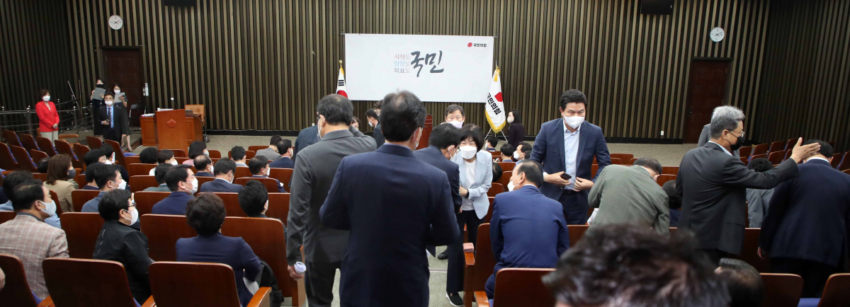 ▲[서울=뉴시스] 김선웅 기자 = 국민의힘 의원들이 27일 오후 서울 여의도 국회에서 열린 국민의힘 비공개 의원총회에 참석해 시작을 앞두고 인사를 나누고 있다. 2022.08.27. mangusta@newsis.com