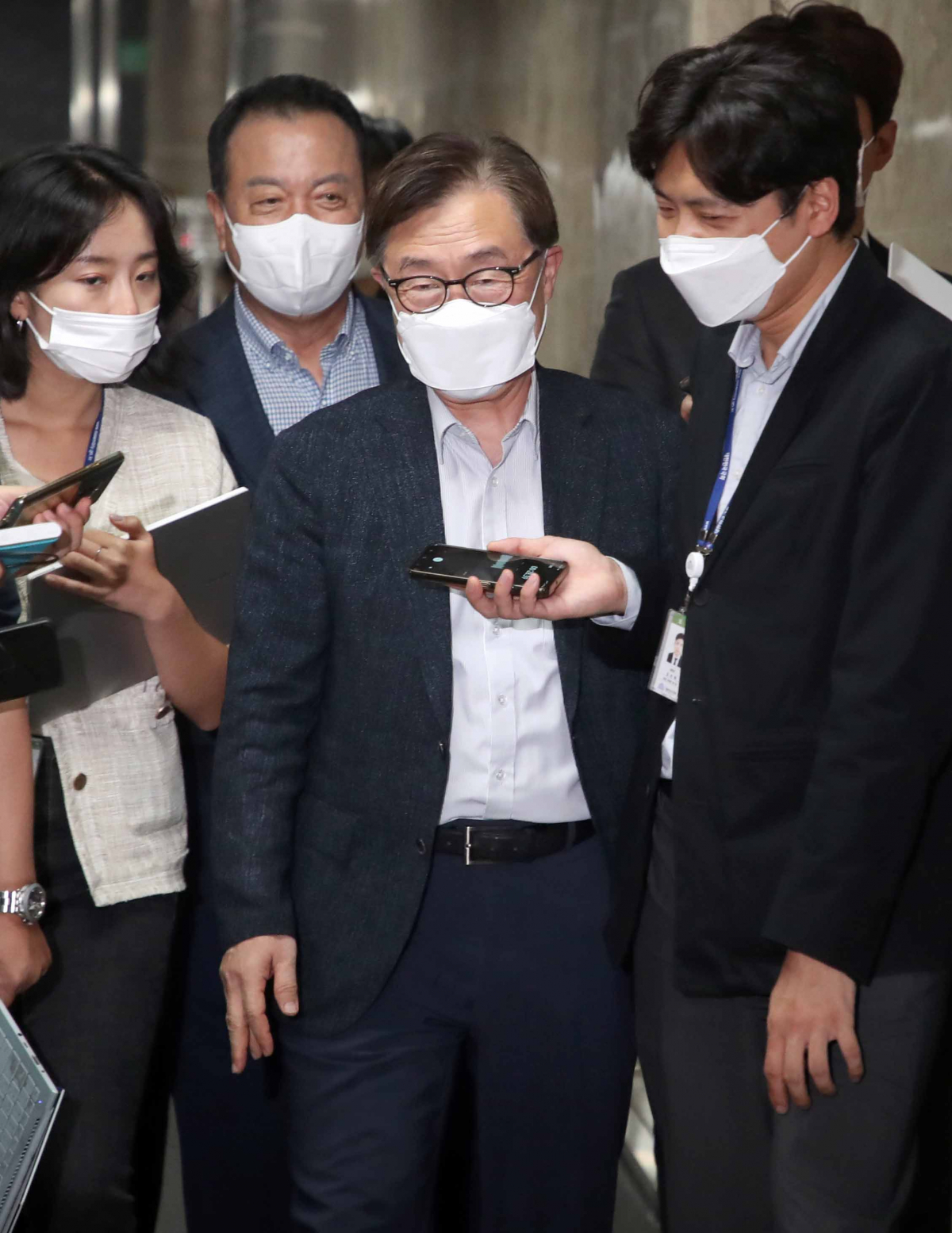 ▲[서울=뉴시스] 김선웅 기자 = 최재형 국민의힘 의원이 27일 오후 서울 여의도 국회에서 열린 국민의힘 비공개 의원총회에 참석하고 있다. 2022.08.27. mangusta@newsis.com