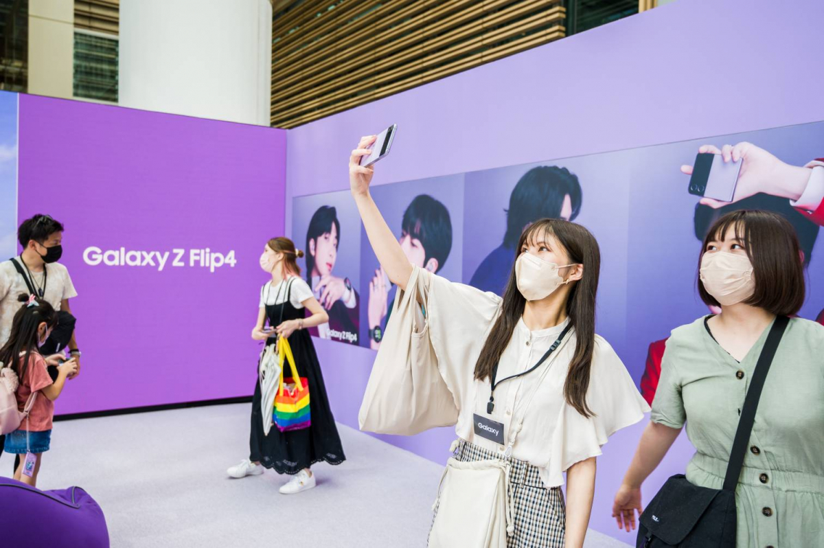 ▲현지 소비자들이 갤럭시 Z 플립4로 BTS 사진이 담긴 백월(Back Wall)에서 자유롭게 셀피 촬영을 하는 모습 (사진제공=삼성전자)