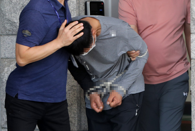 ▲대전 국민은행 강도 살인사건의 용의자로 붙잡힌 A씨가 27일 오후 구속 전 피의자 심문(영장실질심사)을 마치고 대전지법 밖으로 나오고 있다. (연합뉴스)