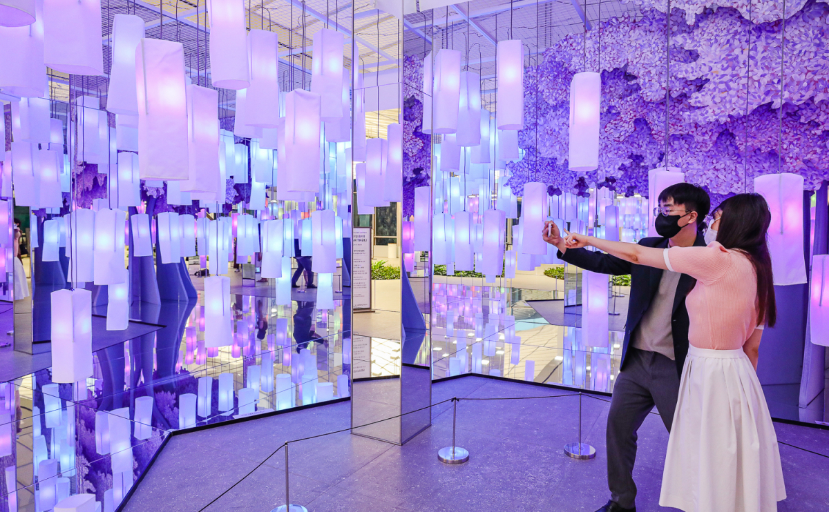 ▲28일 오전 서울 양천구 현대백화점 목동점 7층에 전시된 라이트하우스에서 고객들이 기념사진을 촬영하고 있다. (사진제공=현대백화점)