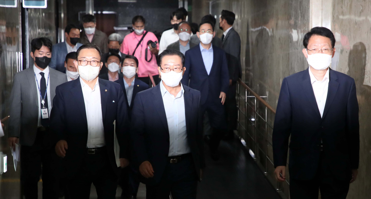 ▲[서울=뉴시스] 김선웅 기자 = 이채익, 이종배 의원 등 국민의힘 의원들이 27일 오후 서울 여의도 국회에서 열린 국민의힘 비공개 의원총회에 참석하고 있다. 2022.08.27. mangusta@newsis.com