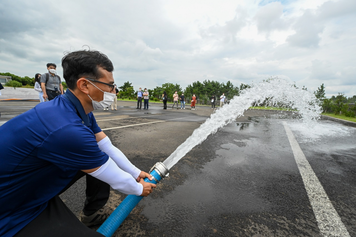 ▲제주양돈농협의 공동자원화시설에서 가축분뇨를 정화해 생산하는 정화수. (사진=공동취재단)