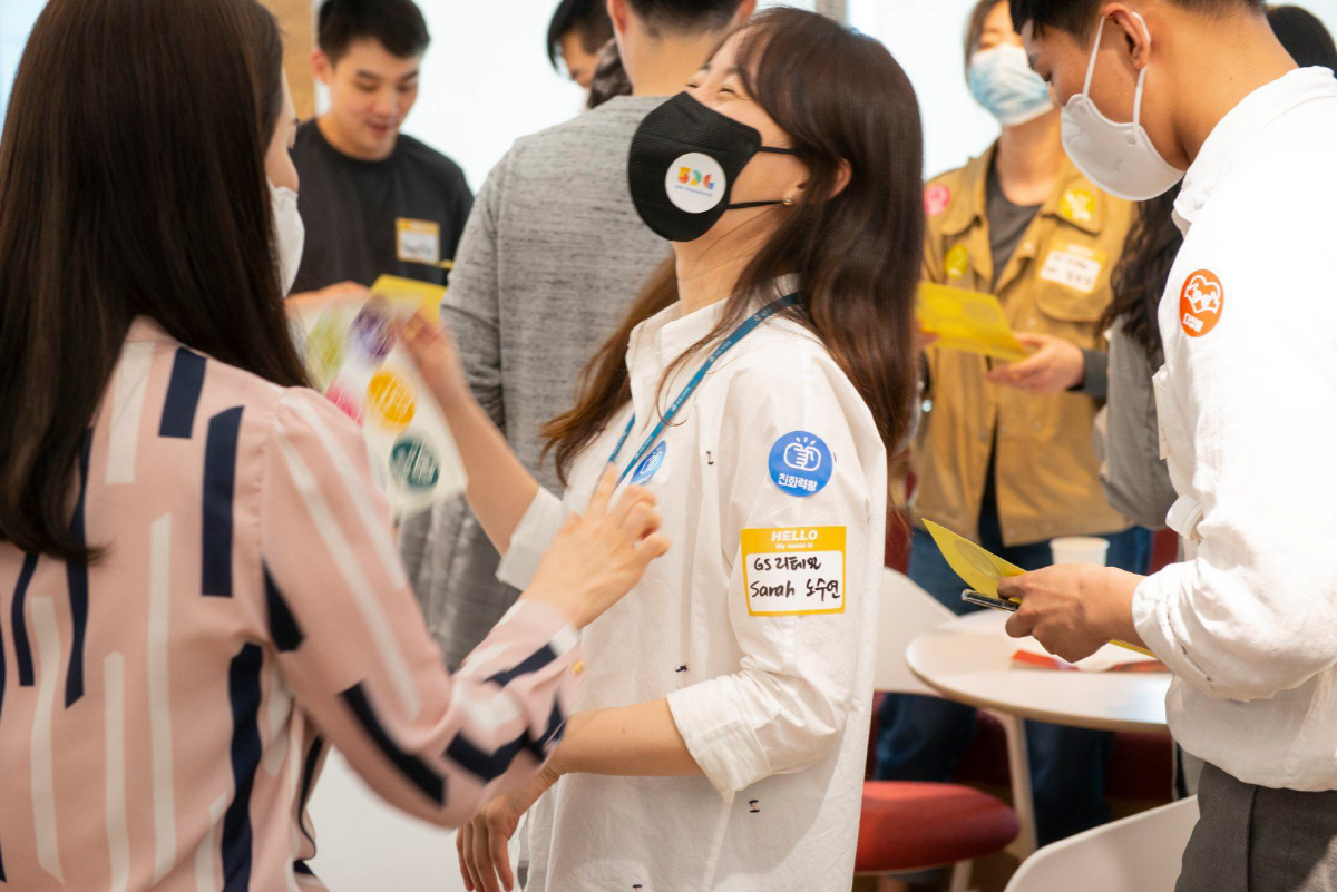 ▲52g 교육과정에서 GS그룹의 다양한 계열사 임직원이 모여 네트워킹을 진행하고 있다. (사진제공=GS)