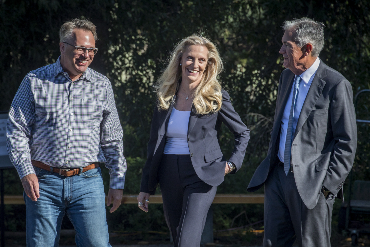 ▲왼쪽부터 존 윌리엄스 뉴욕 연방준비은행(연은) 총재와 레이얼 브레이너드 미국 연방준비제도(Fed·연준) 부의장, 제롬 파월 연준 의장이 26일(현지시간) 잭슨홀 미팅에 참석하고 있다. 잭슨홀/AP연합뉴스