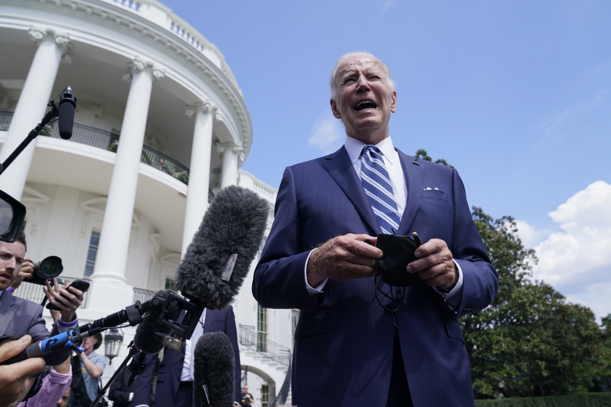 ▲조 바이든 미국 대통령이 26일(현지시간) 백악관 앞에서 기자회견을 하고 있다. 워싱턴D.C./AP뉴시스