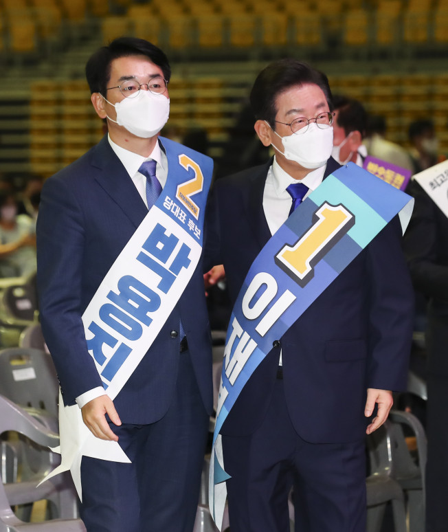 ▲더불어민주당 이재명 신임 당대표가 28일 서울 송파구 올림픽체조경기장 KSPO돔에서 열린 제5차 정기전국대의원대회에서 당대표로 선출된 뒤 박용진 후보와 나란히 서 있다. (연합뉴스)