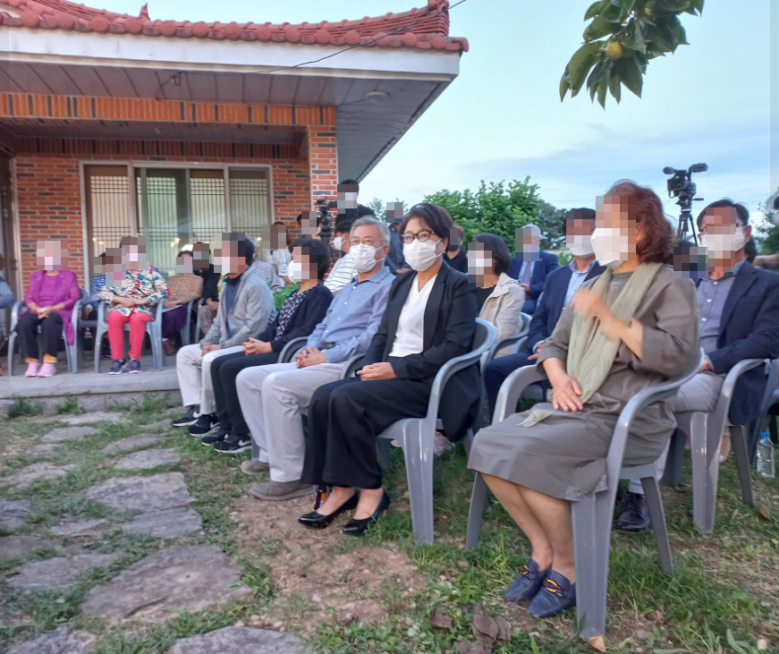 ▲지역 음악회에 참석한 문재인 전 대통령과 부인 김정숙 여사. (이중선 전 청와대 행정관 페이스북)
