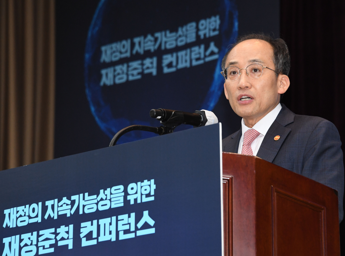 ▲추경호 경제부총리 겸 기획재정부 장관이 8월 18일 오후 서울 중구 예금보험공사에서 열린 '재정의 지속가능성을 위한 재정준칙 컨퍼런스'에 참석, 축사를 하고 있다. (사진제공=기획재정부)